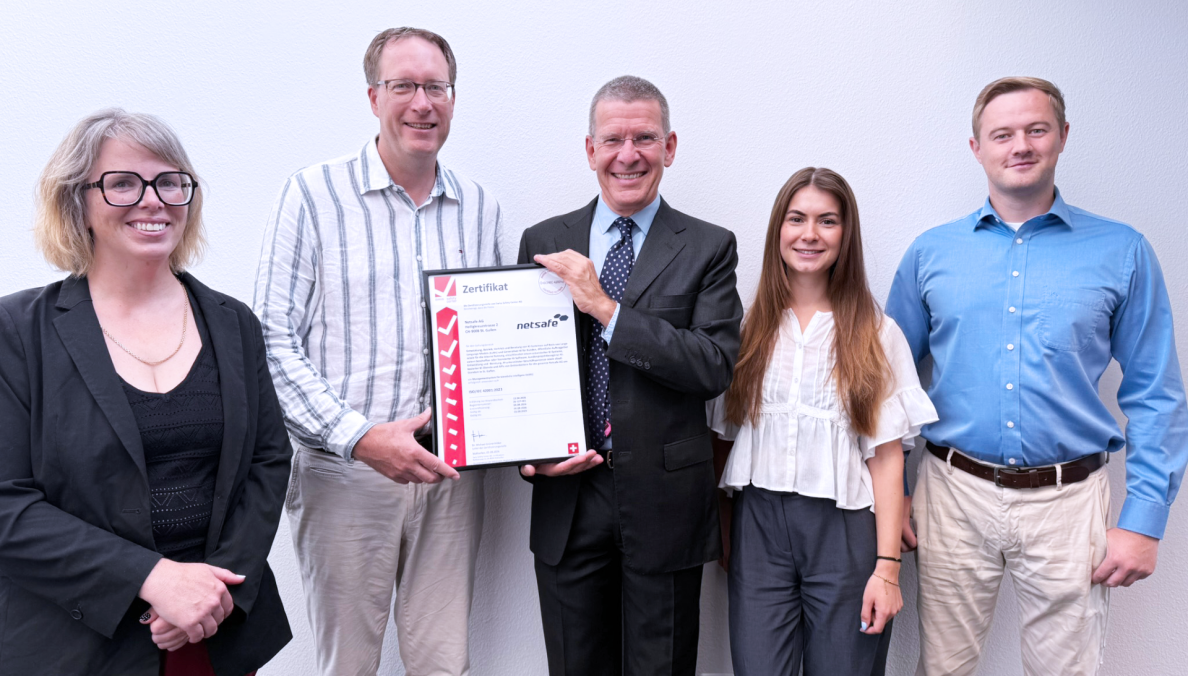 Michael Grünenfelder et Stefanie Gründler ont pu remettre personnellement le certificat à Netsafe AG.